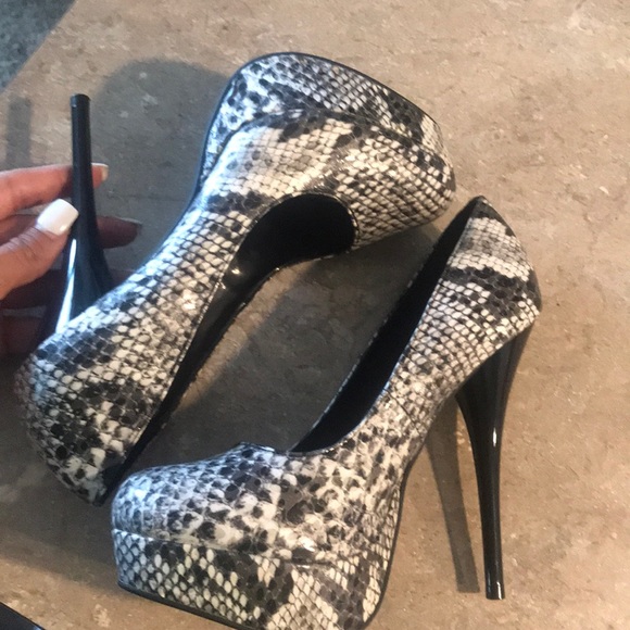 Snakeskin heels nwot - Picture 1 of 3